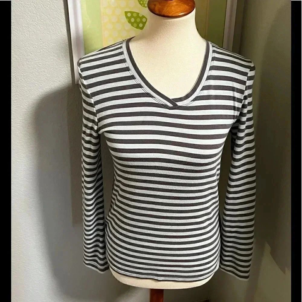 EUC Eddie Bauer Green & Gray V-Neck Long Sleeve Tee #68